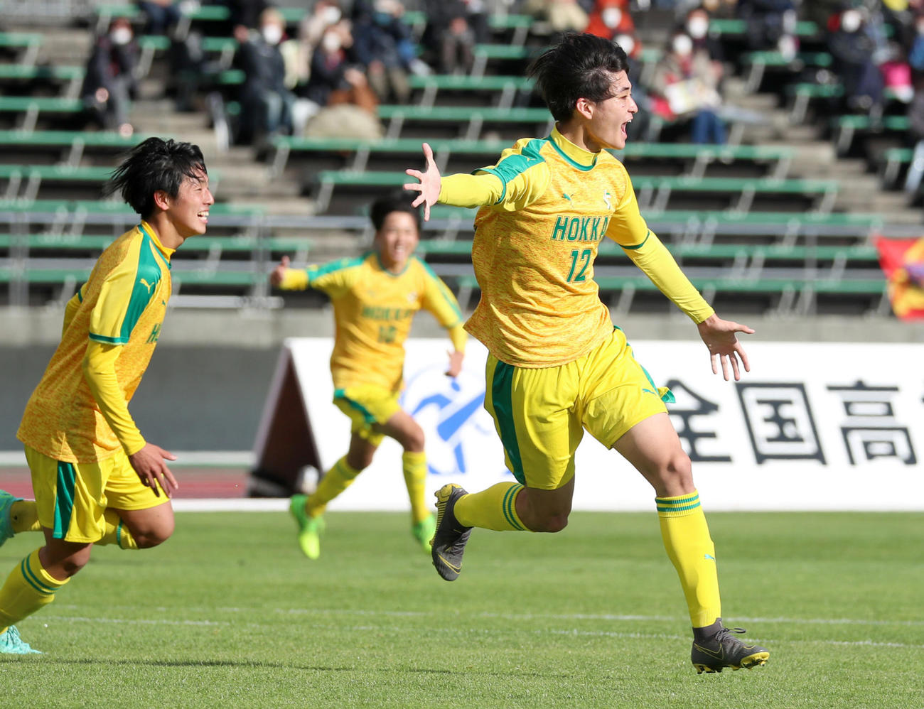 前半、ゴールを決め駆け出す北海FW笹森（右手前）（撮影・佐藤翔太）
