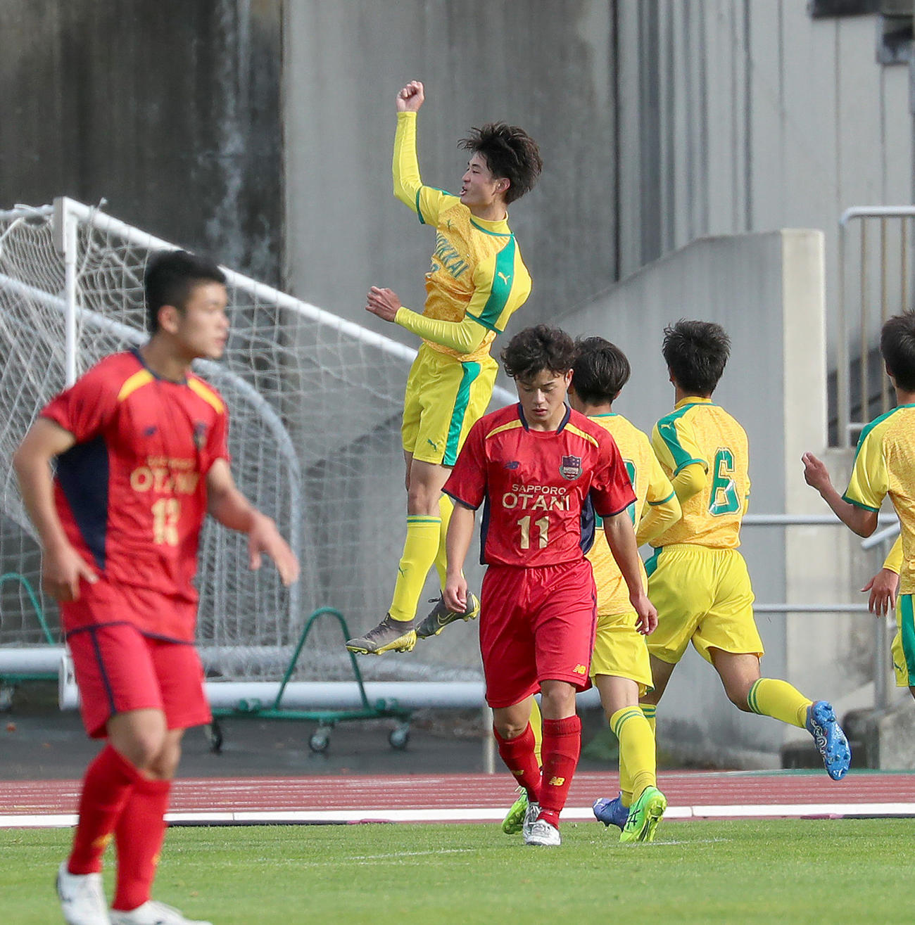 後半、この日2点目を決めた北海FW笹森は飛び上がりガッツポーズ（撮影・佐藤翔太）