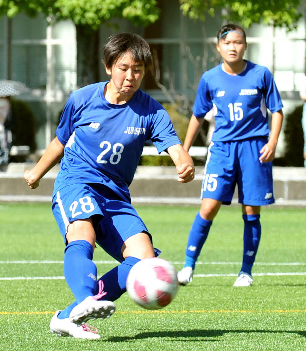 ハットトリックを達成した藤枝順心FW斎藤（手前）