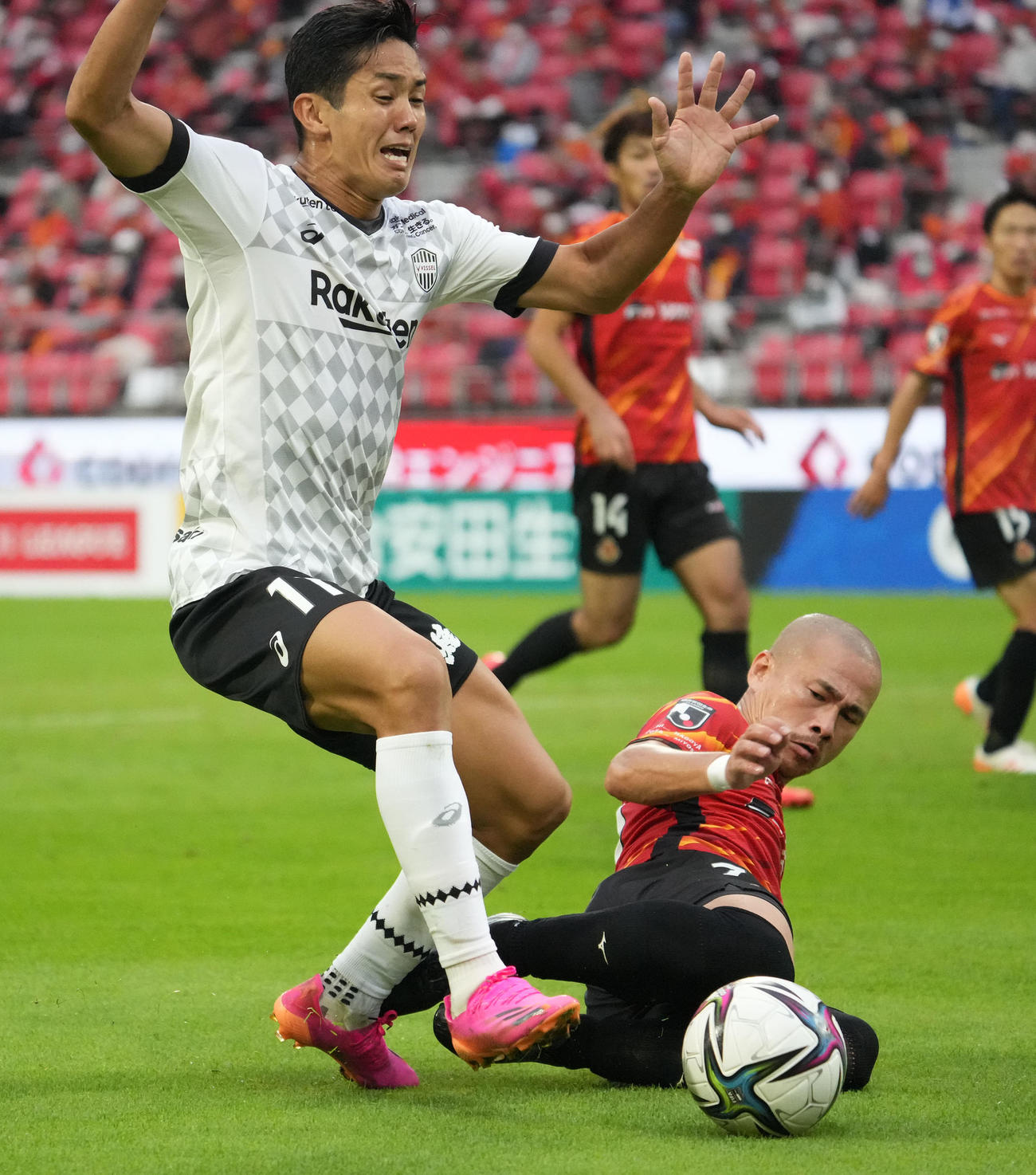 名古屋対神戸　後半、ペナルティエリア内で名古屋吉田（右）に倒される神戸武藤（左）（撮影・森本幸一）