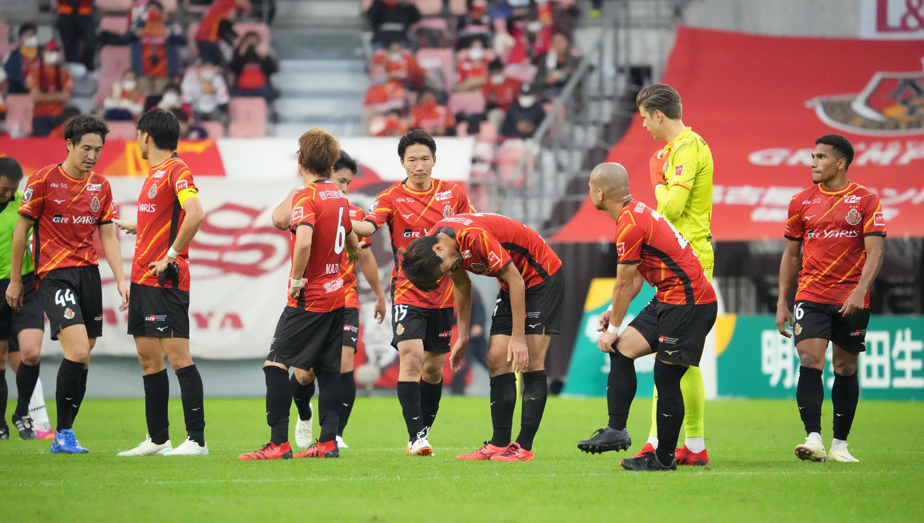 名古屋対神戸　試合終了、2点リードも後半追いつかれ引き分けに終わりガックリの名古屋イレブン（撮影・森本幸一）
