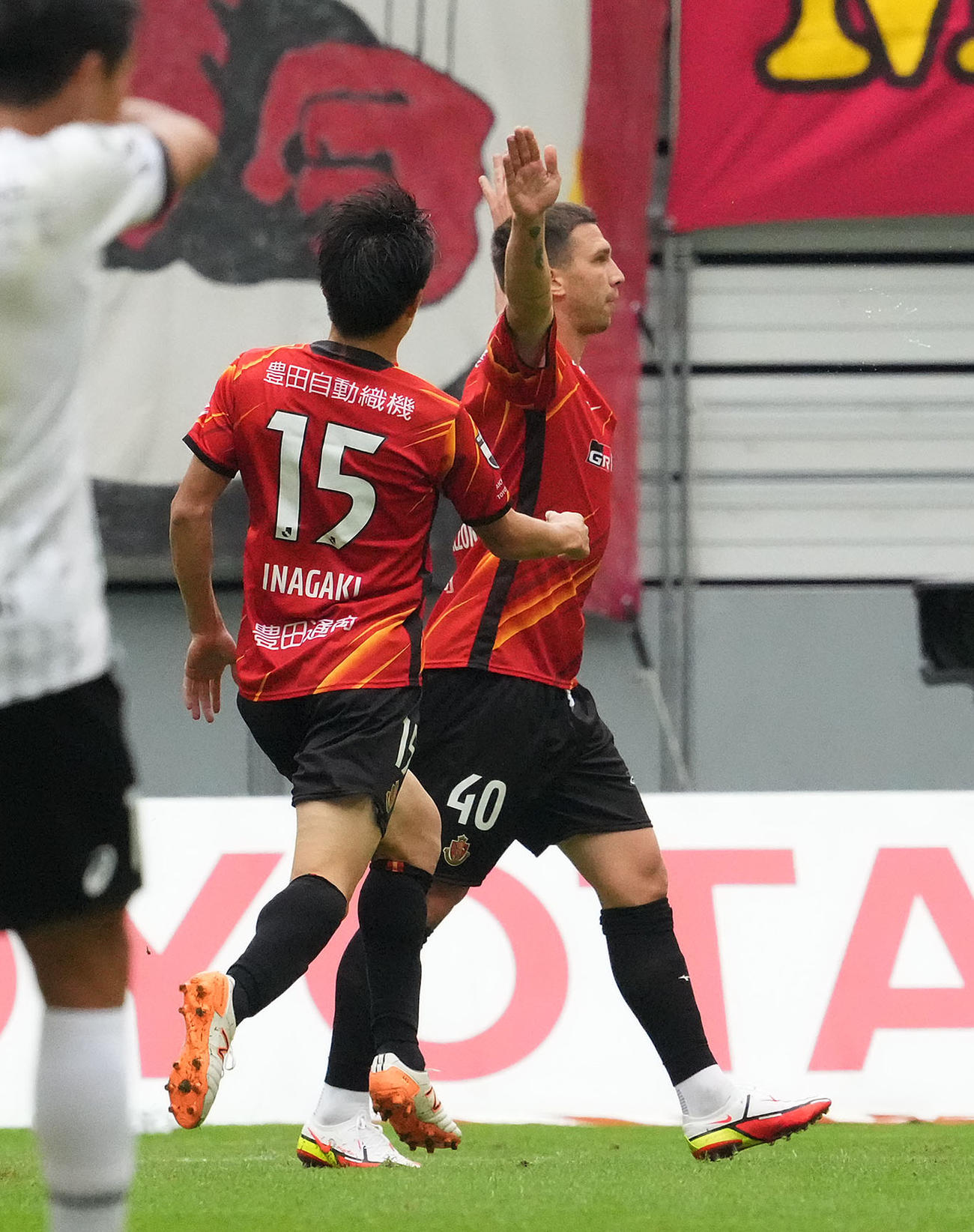 名古屋対神戸　前半、チーム2点目のゴールを決め喜ぶ名古屋シュヴィルツォク（右）（撮影・森本幸一）