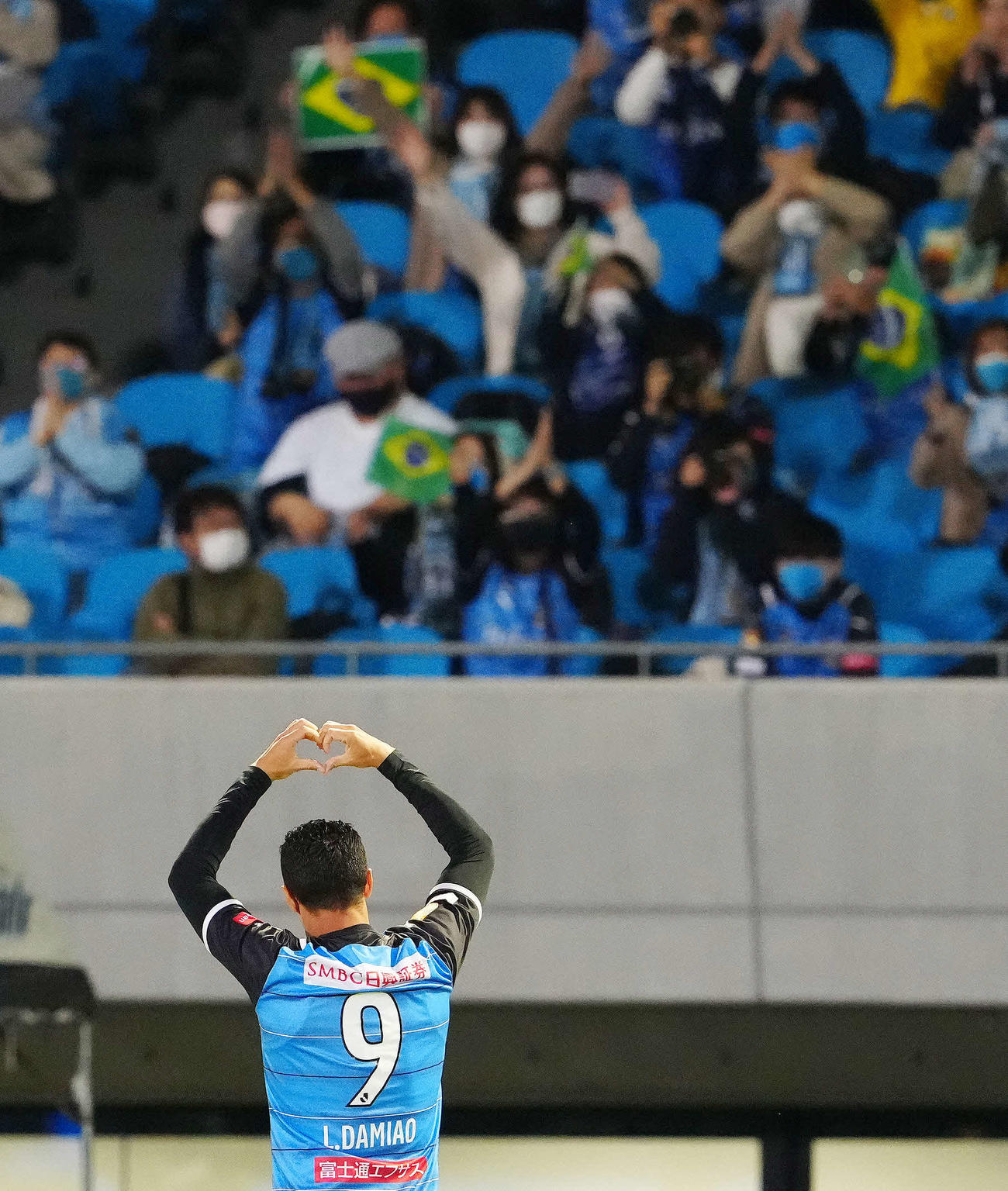 川崎F対清水　後半、先制ゴールを決めポーズを決める川崎Fダミアン（撮影・江口和貴）