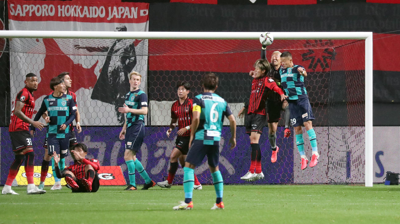 札幌対福岡　後半、福岡の猛攻を防ぐ札幌GK菅野（右奥）（撮影・佐藤翔太）