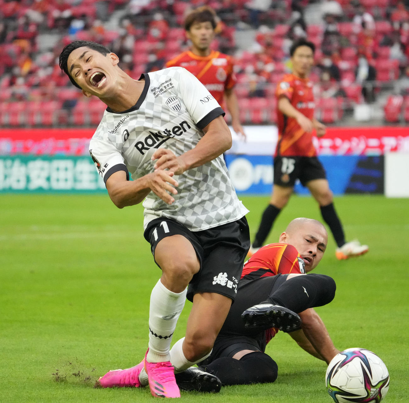 名古屋対神戸　後半、ペナルティーエリア内で名古屋吉田（右）に倒される神戸武藤（左）（撮影・森本幸一）