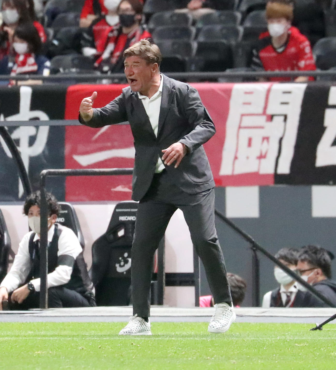 札幌対福岡　後半、大声で指示を出す札幌ペトロビッチ監督（撮影・佐藤翔太）