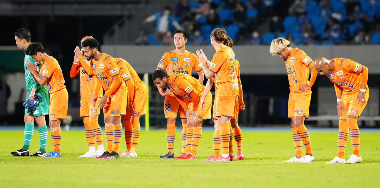 川崎F対清水　試合後、整列し厳しい表情を見せる清水の選手たち（撮影・江口和貴）