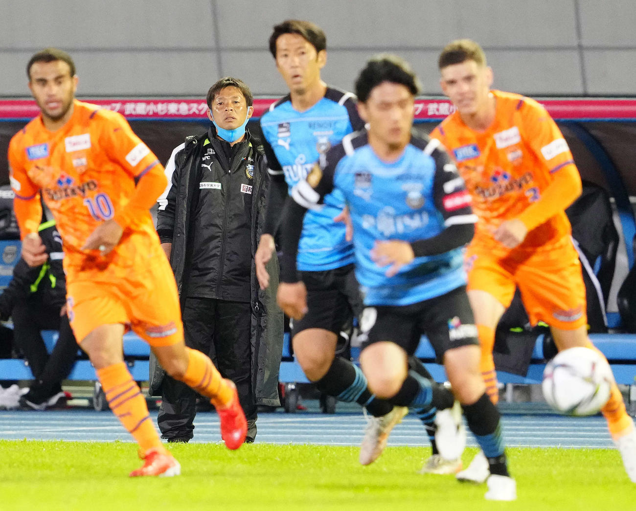 川崎F対清水　後半、戦況を見つめる川崎F鬼木監督（左から2人目）（撮影・江口和貴）