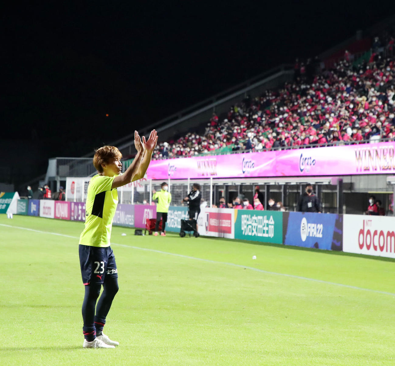 C大阪対横浜　横浜に勝利しサポーターへあいさつする乾（撮影・加藤哉）