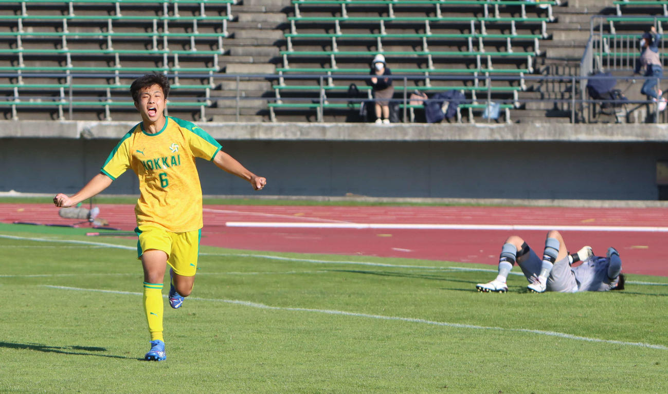 旭川実対北海　ベンチに向かって駆けだすPK戦ラストキッカーの北海MF長谷川（撮影・奥村晶治）