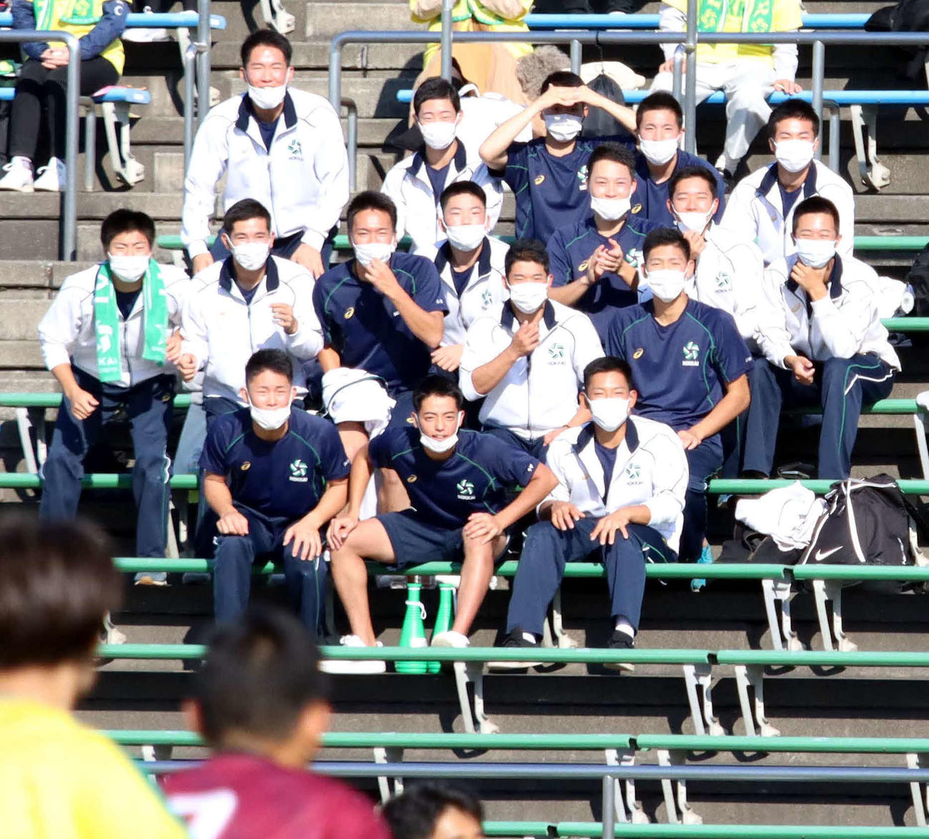 北海対旭川実　スタンドで応援する北海野球部の3年生。2列目左から2人目が巨人育成10位指名の大津、同3人目がソフトバンク3位指名の木村（撮影・永野高輔）