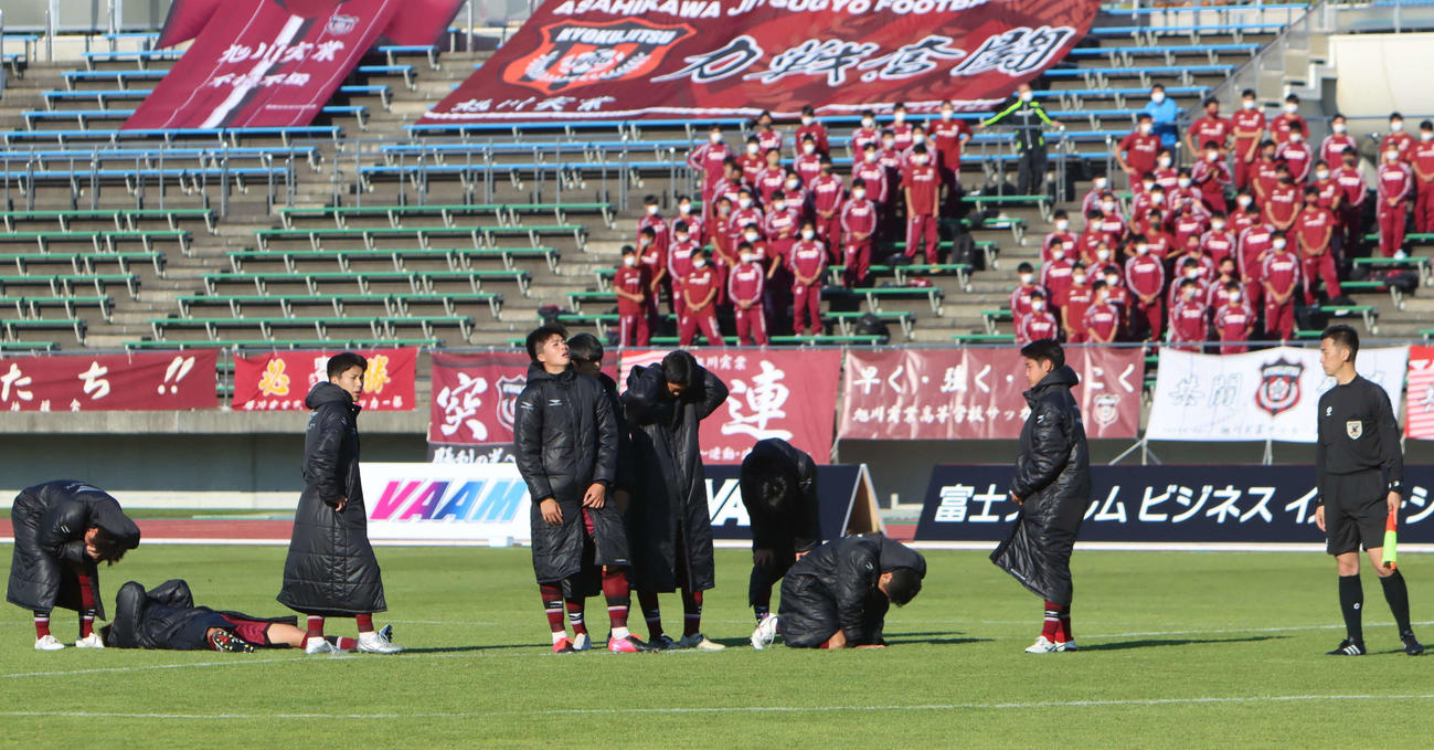 旭川実対北海　PK戦で敗れ、ピッチにうなだれる旭川実イレブン（撮影・奥村晶治）