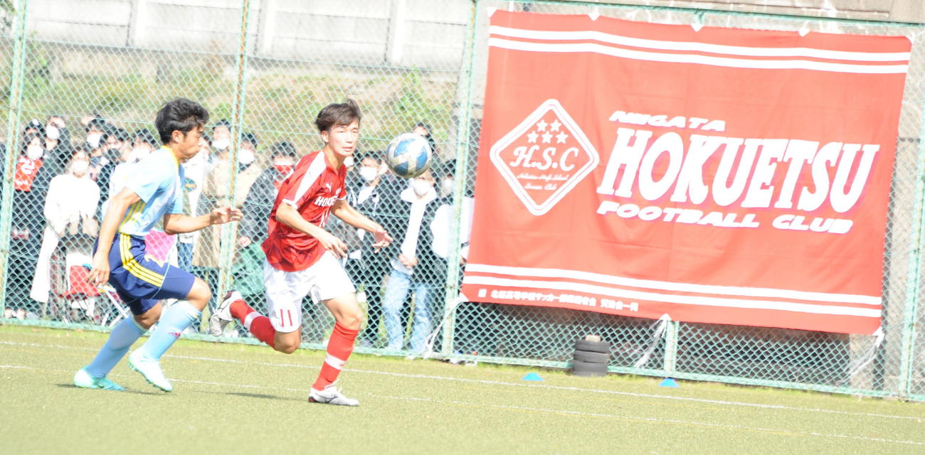 ドリブルでゴールに迫る北越・堀野辺（右）