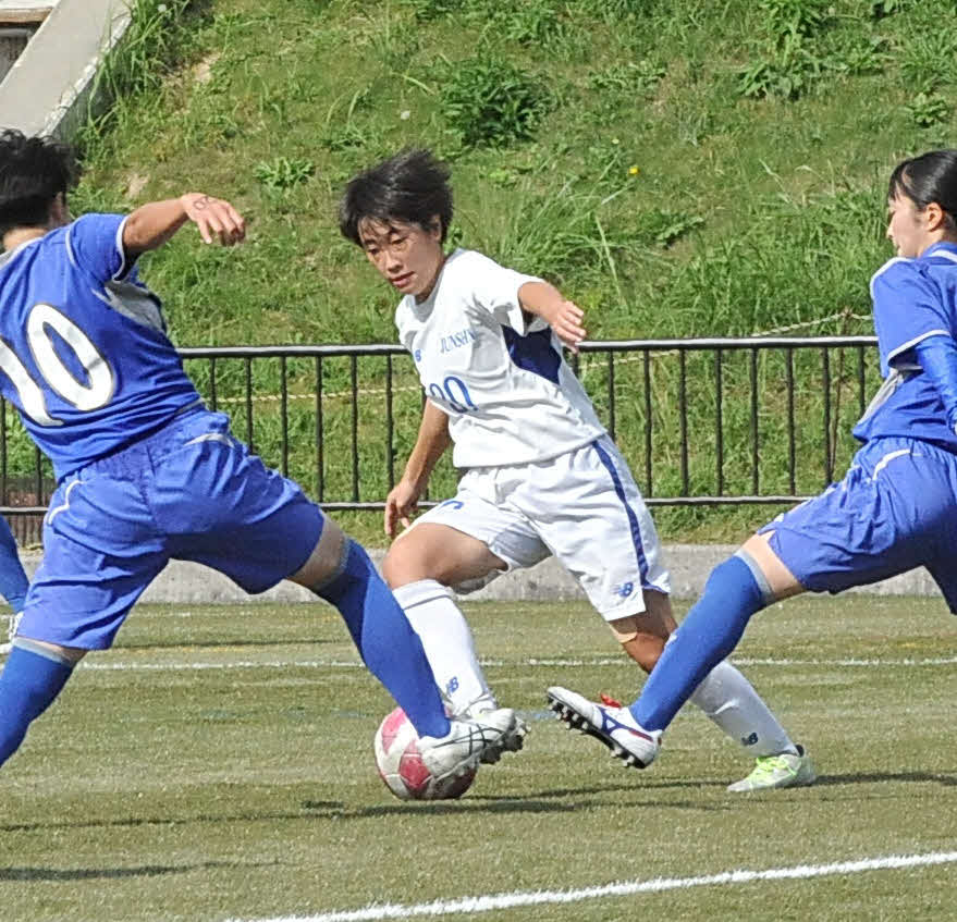 相手2選手の守備をかわす藤枝順心の窓岩（中央）