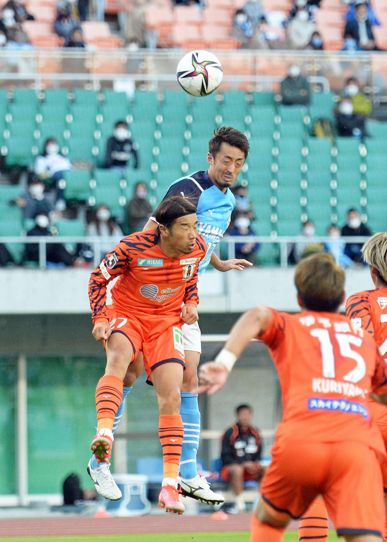 後半39分、ヘディングで同点ゴールを決める磐田MF鈴木雄（中央奥）（2021年10月23日撮影）