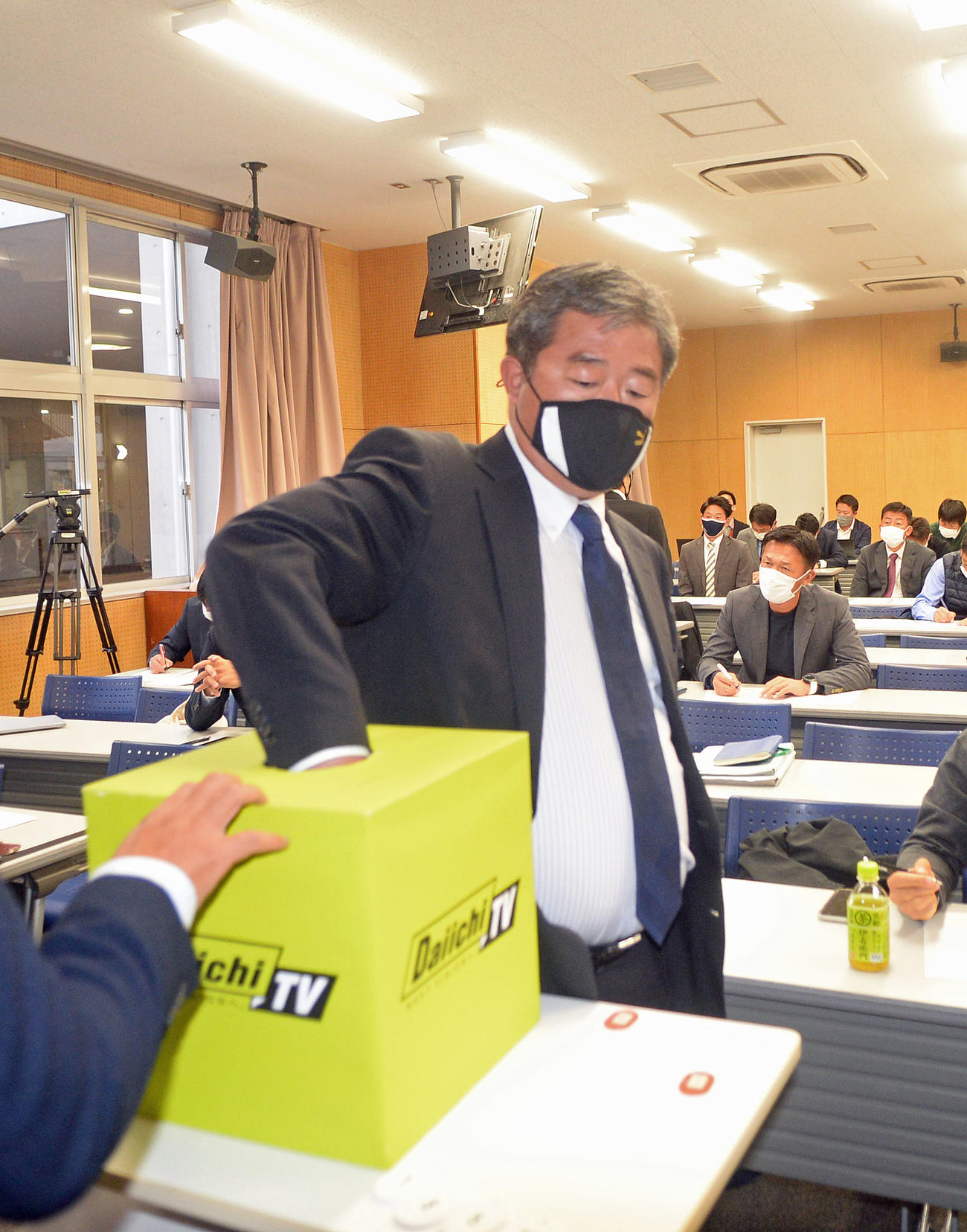 抽選くじを引く清水東の渡辺監督