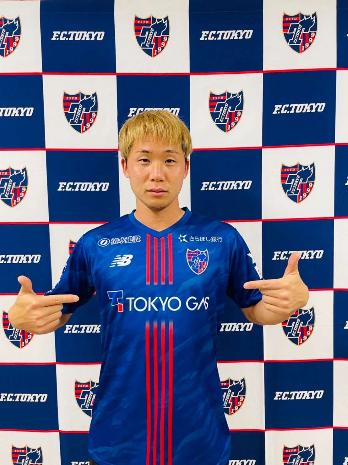 来場者プレゼントのオリジナルTシャツを着用したMF安部＝クラブ提供
