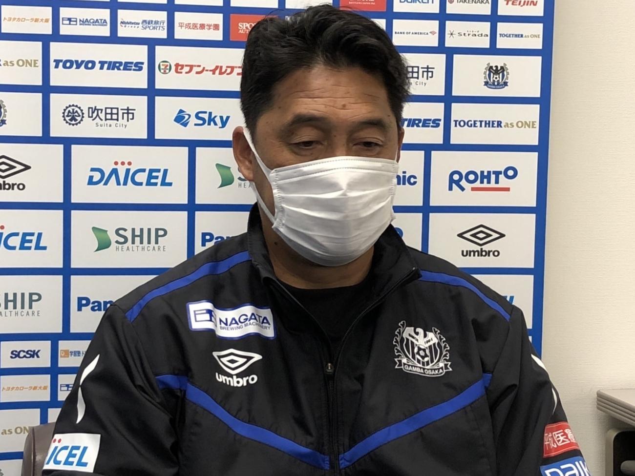 取材に応じるG大阪松波監督（C）GAMBA OSAKA