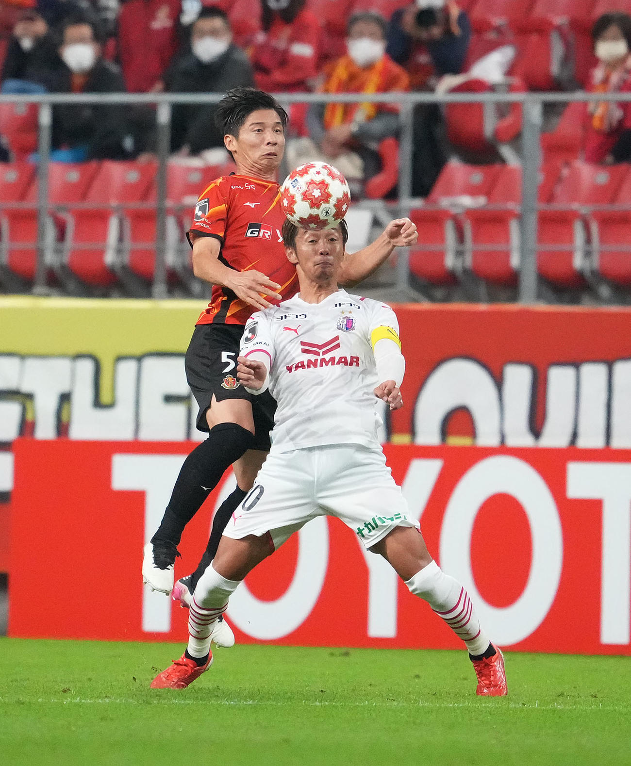 天皇杯準々決勝　名古屋対C大阪　前半、名古屋長沢（左）と競り合うC大阪清武（右）（撮影・森本幸一）
