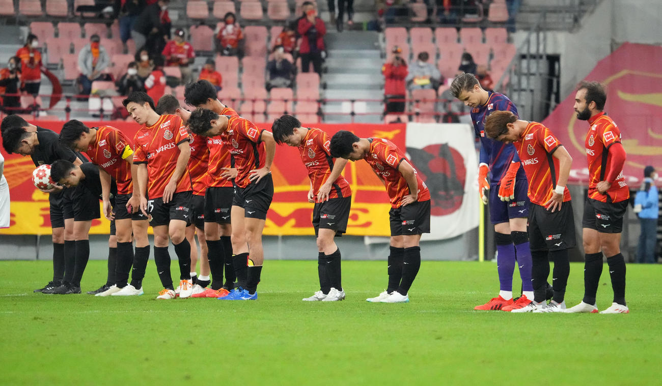 名古屋対C大阪　完敗しガックリの名古屋イレブン（撮影・森本幸一）