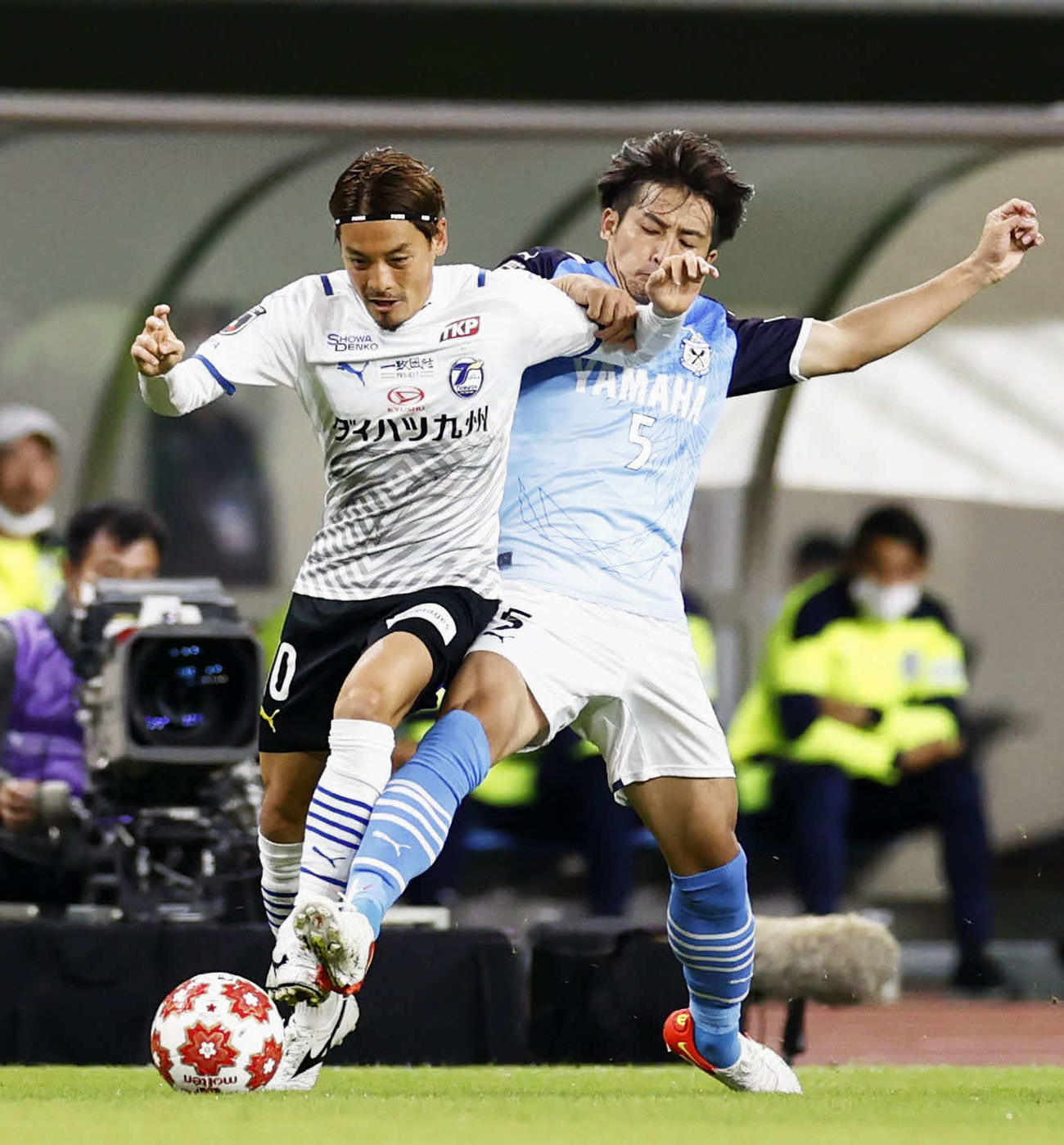 前半に競り合う磐田の小川大（右）と大分の野村（共同）
