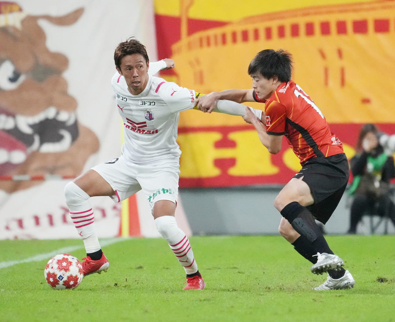 天皇杯準々決勝　名古屋対C大阪　後半、名古屋相馬（右）と競り合うC大阪清武（左）（撮影・森本幸一）
