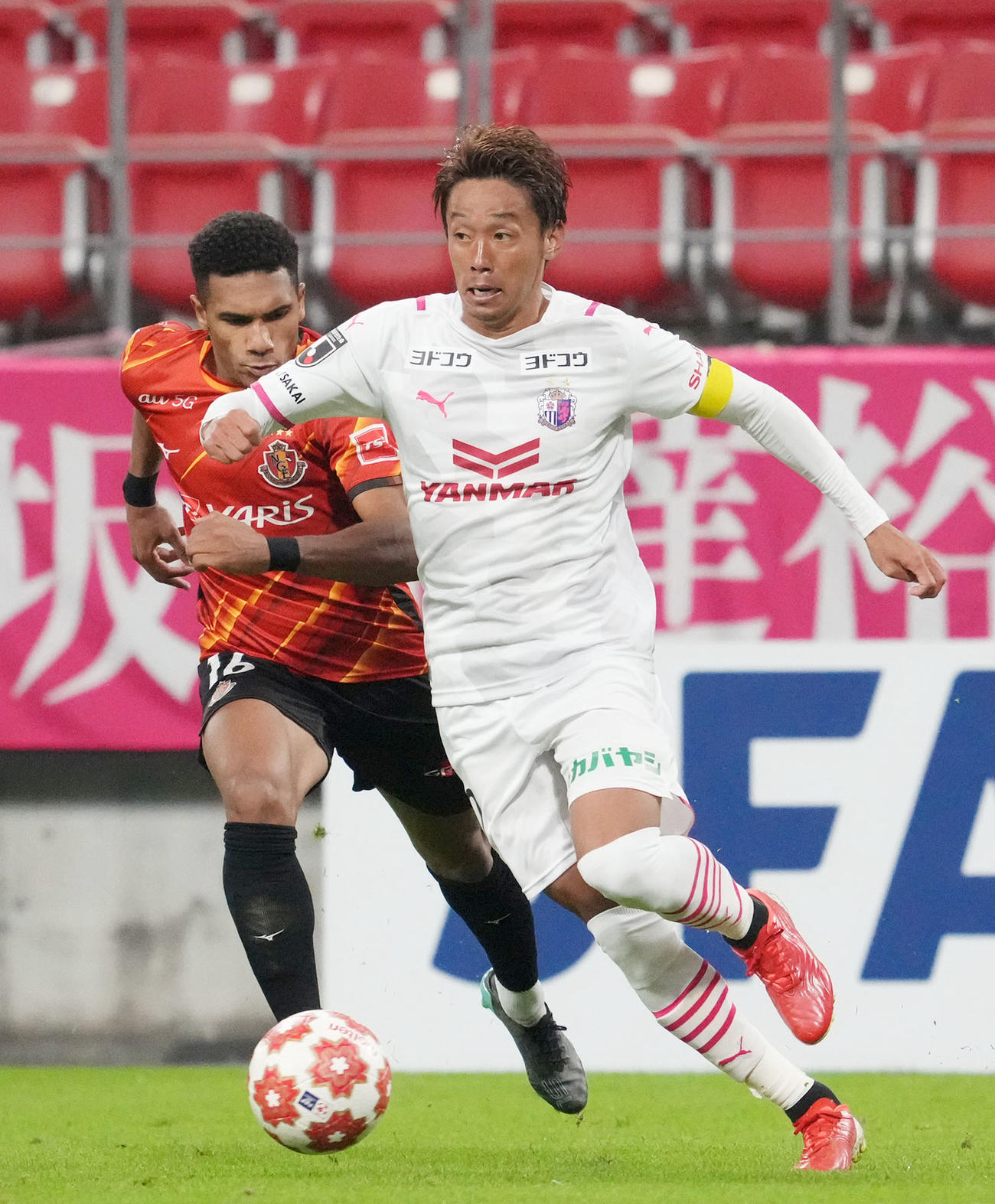 天皇杯準々決勝　名古屋対C大阪　後半、攻め込むC大阪清武（右）（撮影・森本幸一）