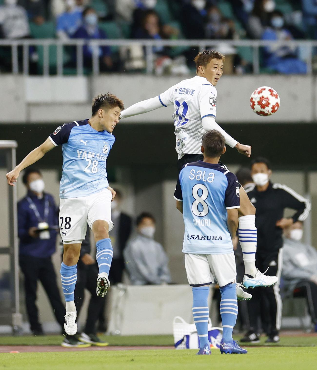 磐田－大分　後半、競り合う大分長沢（奥右）（共同）