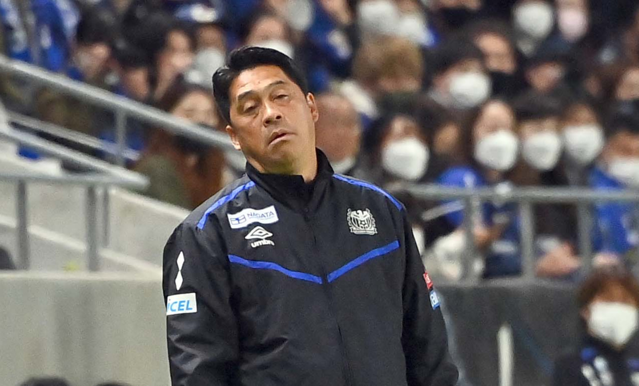 G大阪対浦和　前半、浦和にゴールを決められ悔しそうな表情を見せるG大阪松波監督（撮影・上田博志）