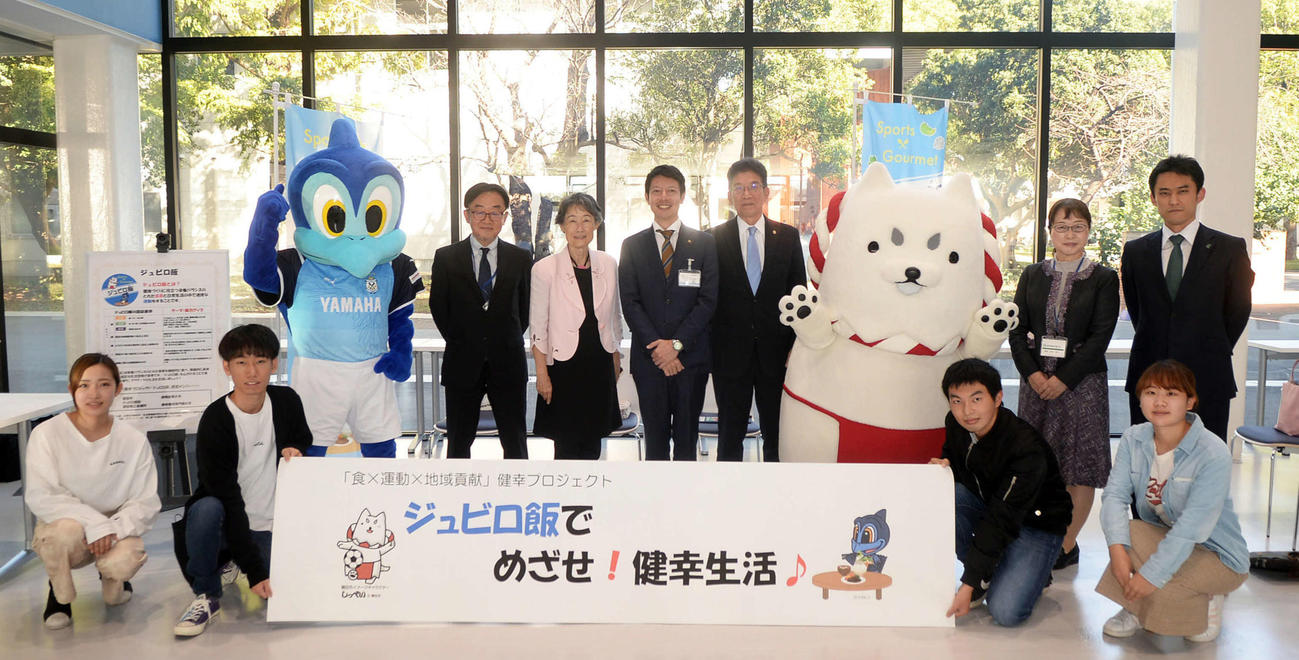 試食会前に記念撮影する参加者ら