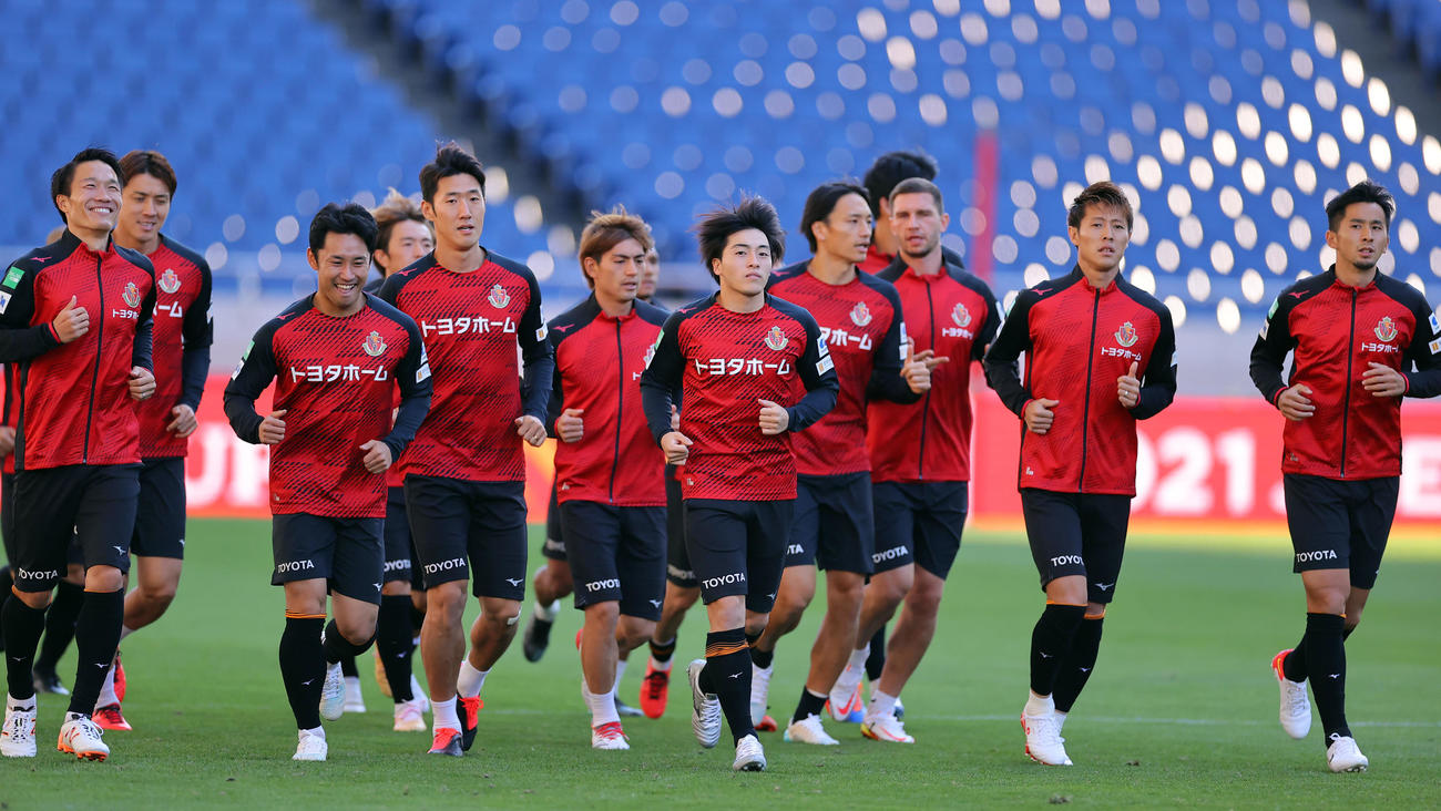 ウオームアップする名古屋の選手たち（撮影・浅見桂子）