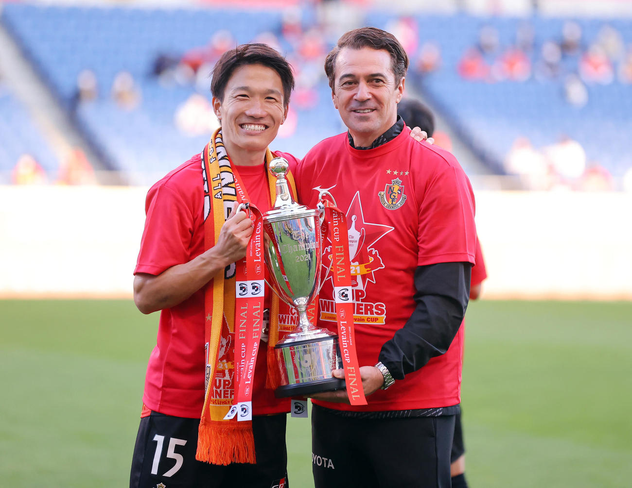 名古屋対C大阪　ルヴァン杯初制覇で、MVPに輝いた稲垣（左）はフィッカデンティ監督と笑顔で記念撮影する（撮影・浅見桂子）