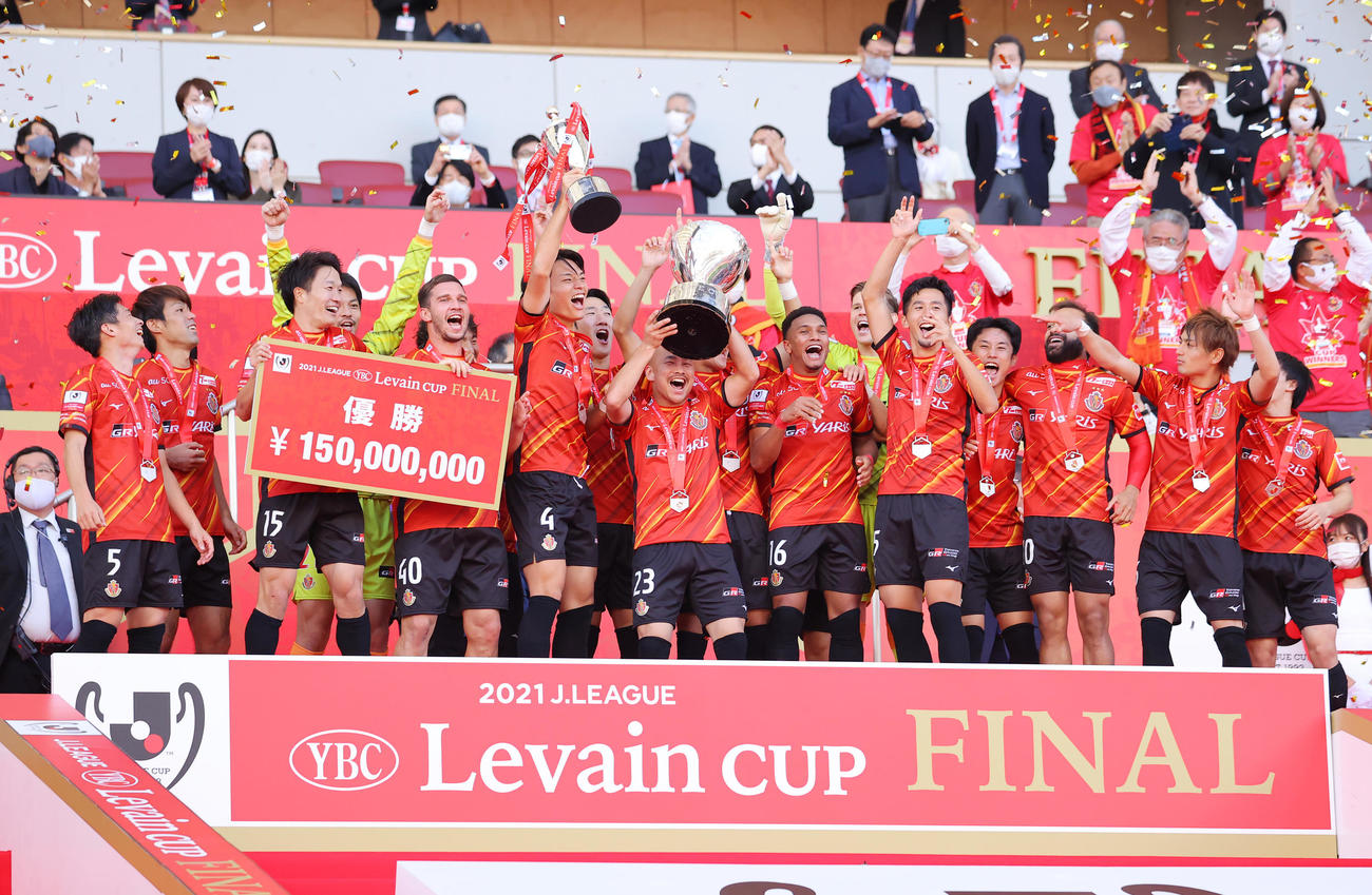 名古屋対C大阪　ルヴァン杯初制覇の名古屋イレブンは優勝杯を手にバンザイ（撮影・浅見桂子）