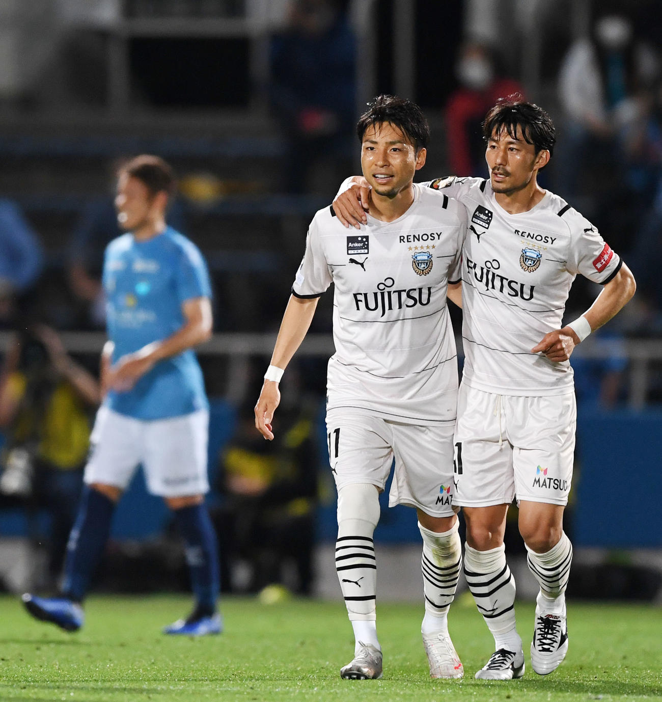 横浜FC対川崎F　前半、ゴールを決め川崎F家長（右）と抱き合う小林（同2人目）（2021年6月2日撮影）