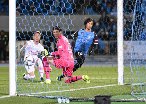 川崎F対C大阪　後半、追加点を奪う川崎F・MF三笘（右）（2021年3月3日撮影）