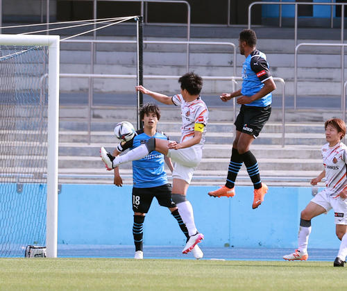 川崎F対名古屋　前半、先制ゴールを決める川崎Fジェジエウ（右）（2021年5月4日撮影）