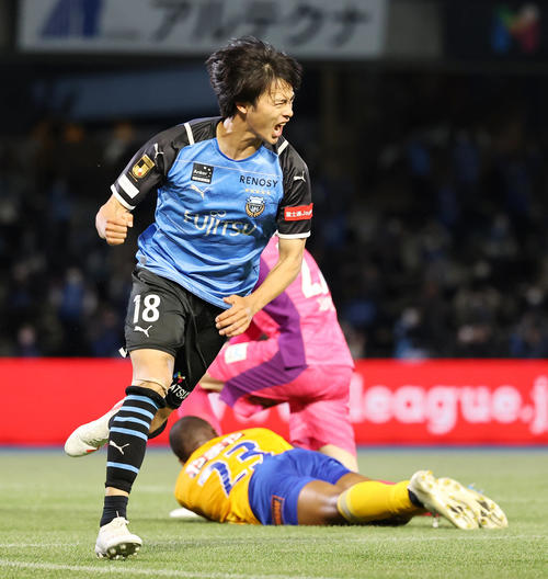 川崎F対仙台　後半、左足でゴールを決め雄たけびを上げる川崎F三笘（2021年5月12日撮影）