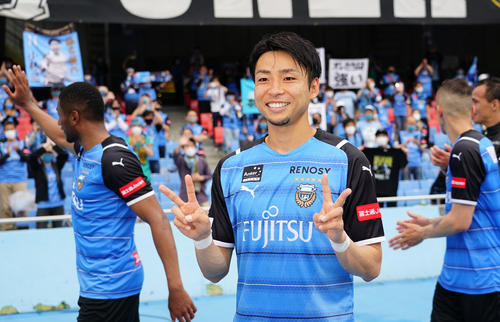 22戦連続無敗でJ1新記録を更新し、2点目のゴールを決めた川崎F小林は指で「22」を作る（2021年5月16日撮影）