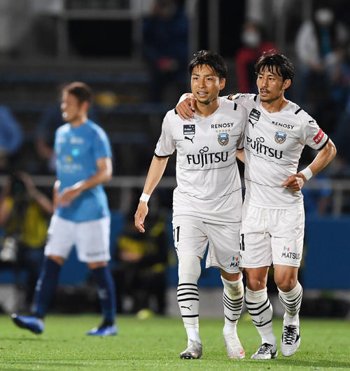 横浜FC対川崎F　前半、ゴールを決め川崎F家長（右）と抱き合う小林（同2人目）（2021年6月2日撮影）