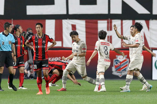 札幌対川崎F　前半、ゴールを決めガッツポーズする川崎F小林（中央）（2021年8月28日撮影）