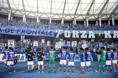 川崎F対東京　試合後、サポーターにあいさつする川崎Fイレブン（2021年10月2日撮影）