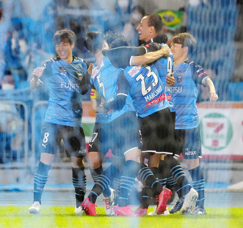 川崎F対清水　後半、川崎Fダミアン（右から2人目）が先制ゴールを決め喜ぶ選手たち（2021年10月24日撮影）