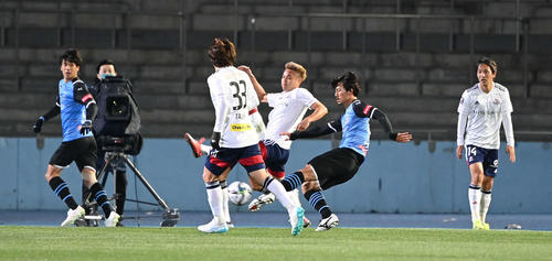 川崎F対横浜　前半、先制点を決める川崎F・MF家長（右から2人目）（2021年2月26日撮影）