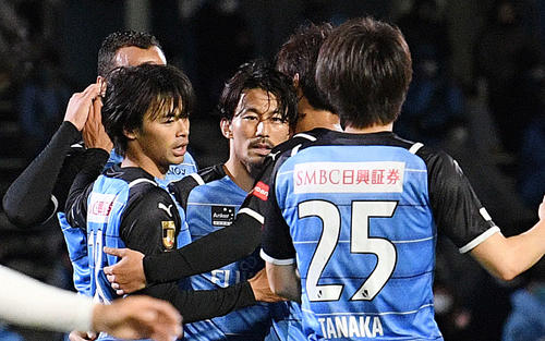 川崎F対柏　後半、ゴールを決めた川崎F・MF家長（中央）を祝福するFW三笘（左から2人目）らイレブン（2021年3月13日撮影）
