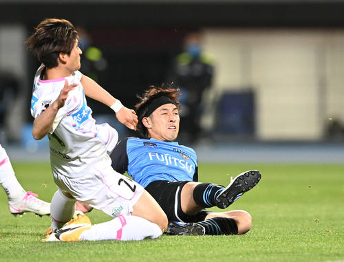 川崎F対鳥栖　後半、得点を奪う川崎F・FW遠野（右）（2021年4月7日撮影）