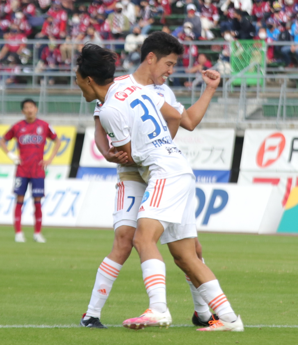 同点ゴールを決めた谷口（奥）に長谷川が抱きつく