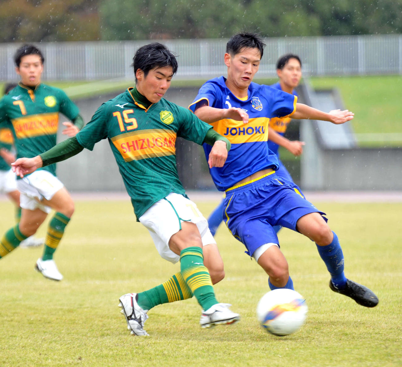 先制点を決めた静岡学園MF白井（左）