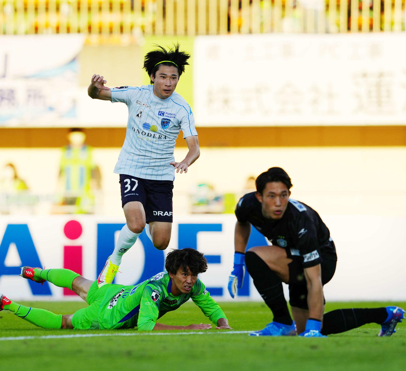 湘南対横浜FC　後半、先制ゴールを決める横浜FC松尾（中央）。右は湘南GK谷（2021年10月23日撮影）