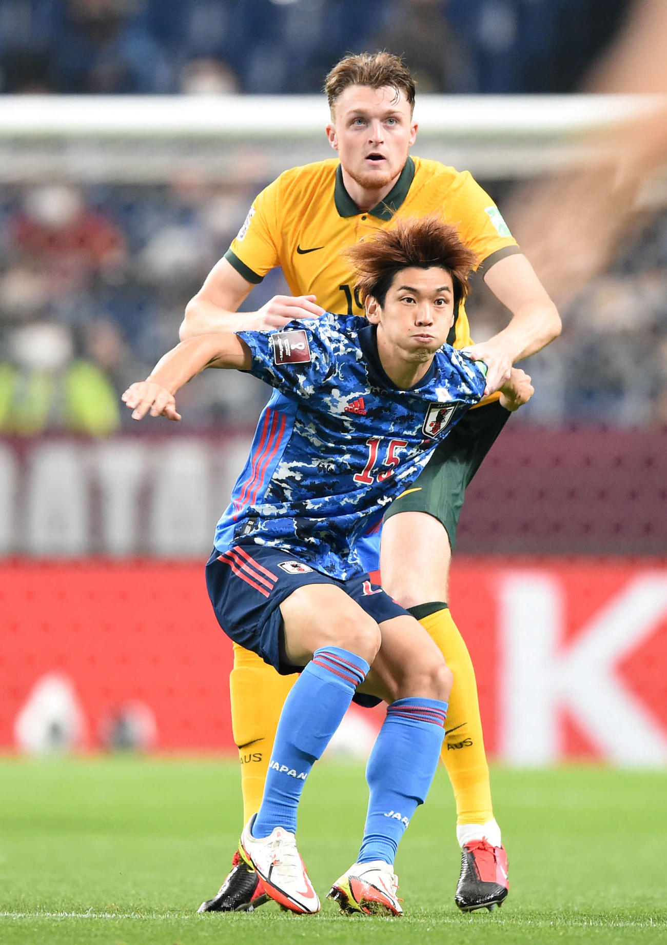 日本対オーストラリア　競り合う大迫勇也（2021年10月12日撮影）