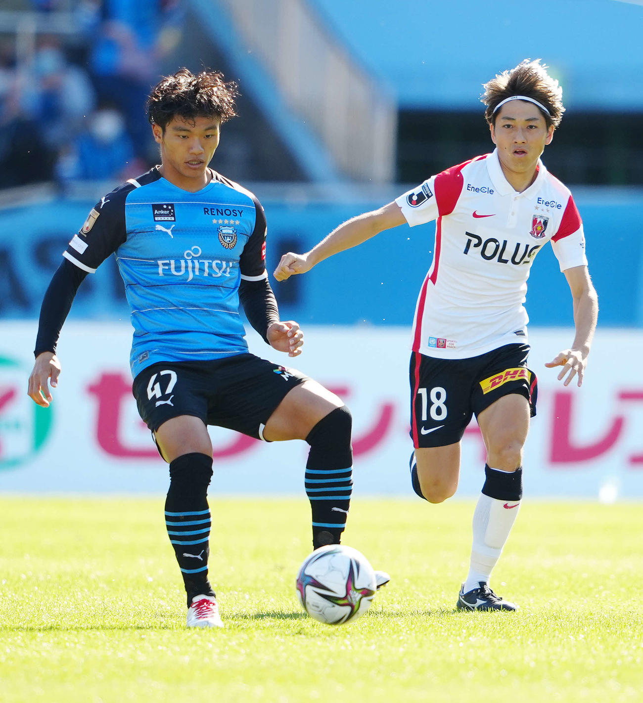 川崎F対浦和　前半、パスを受ける川崎F旗手（左）。右は浦和小泉（撮影・江口和貴）